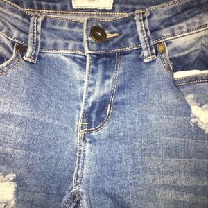 Medium wahed distressed jeans🤩size 5